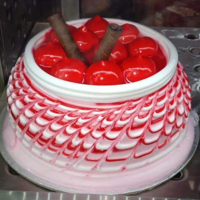 श्मशान में केक काटने के फोटो इसलिए हो रहे वायरल | Photos of cake cutting in  the crematorium are going viral | Patrika News