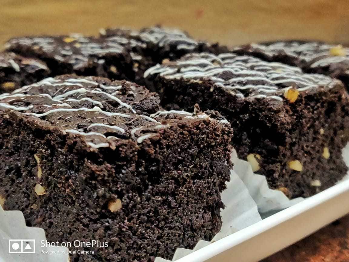 Chocolate Divine Wrap On Cake | bakehoney.com