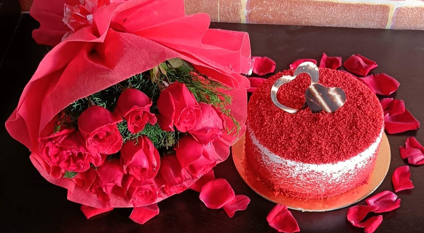 Half Kg Cake and Red Roses Flower Delivery in Noida Ghaziabad