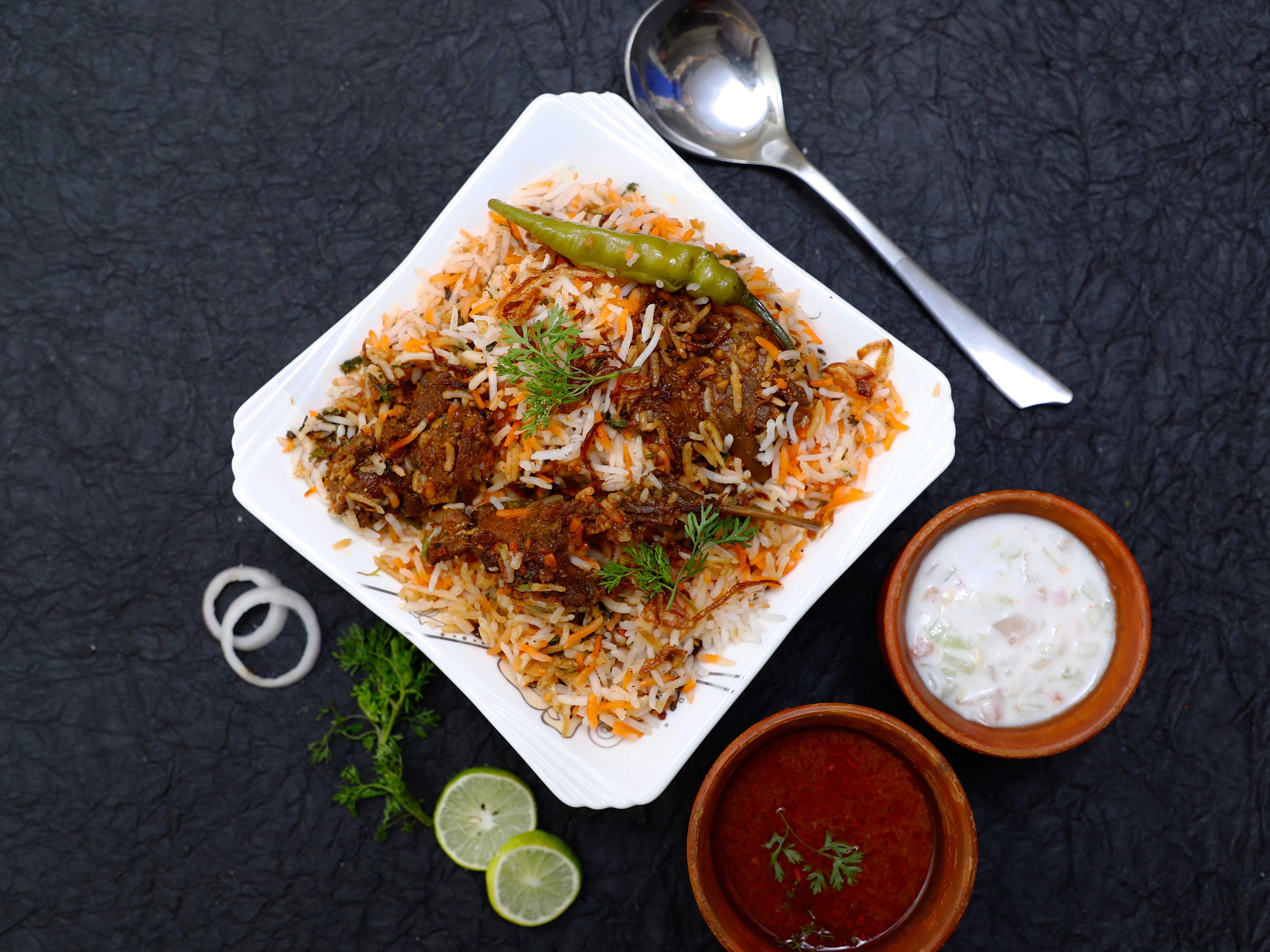 Juhi's Kitchen-Nagpur - Chicken Chopper Noodles and Gravy garnished with an  omelette!😇😍 RS.250 Order now from Zomato, Swiggy or Uber Eats Our Dine-In  restaurant grand opening is on 18th June😇😉😃 Timings will