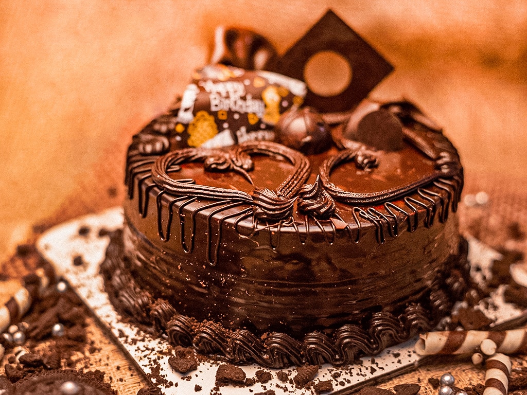 Cake Wala Kitkat Chocolate Overloaded Cake at Rs 1799/kilogram in Kanpur |  ID: 18607377233