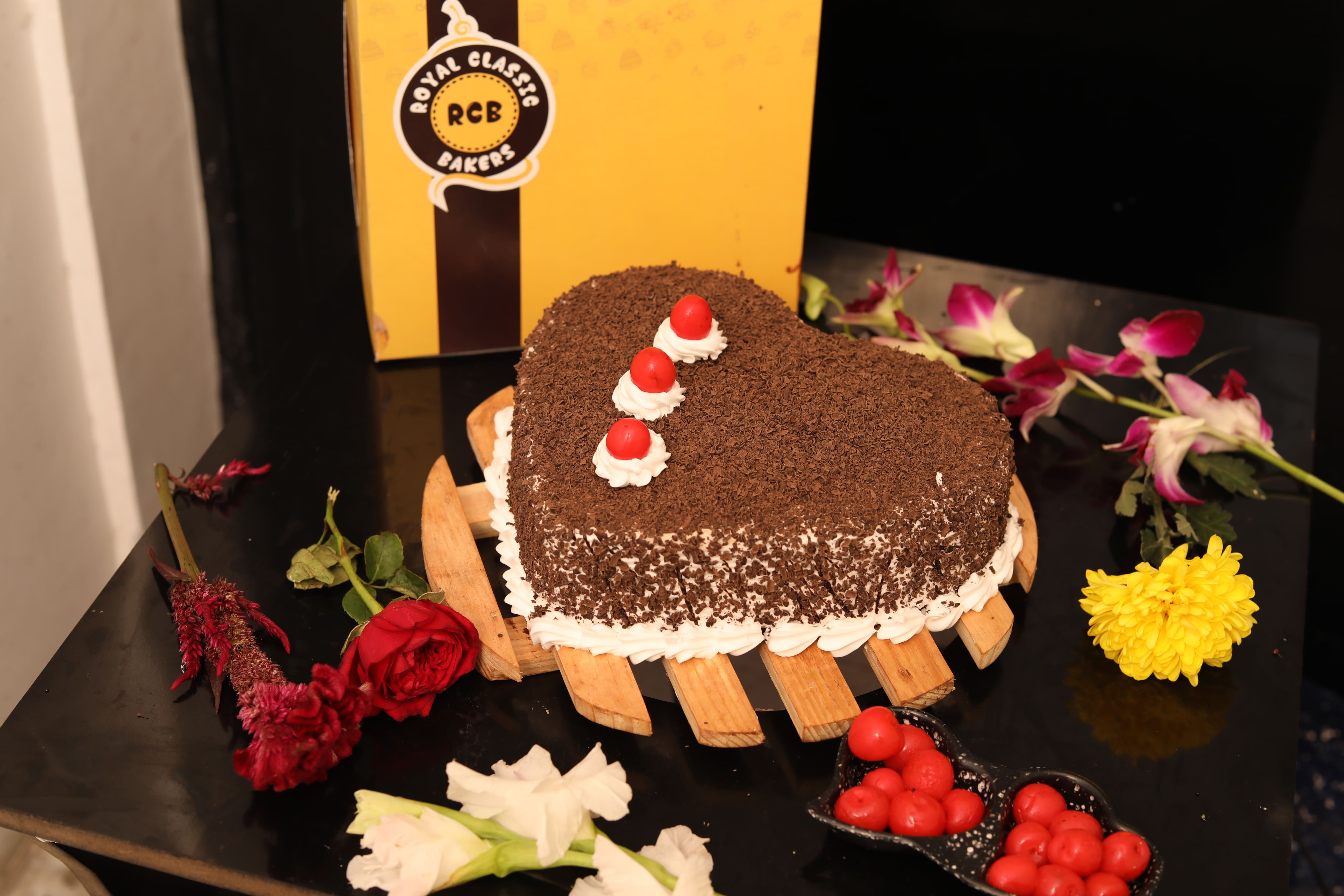 craftybakes_ - RCB! RCB! RCB!!! Cake for a diehard fan of RCB . . #cakeboss  #cakestagram #cakesofinstagram #cakeinspiration #cakeoftheday #cakedecor  #craftybakes #chocolatecake #classicchocolate #whippedcreamcake #sangli  #sanglicakes #sanglikar ...