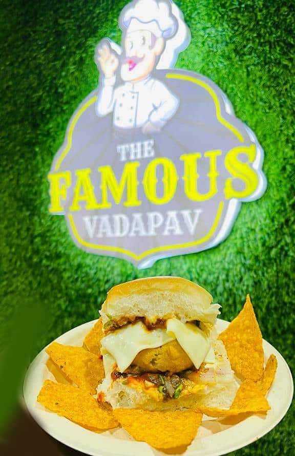 Vada pav with chilly