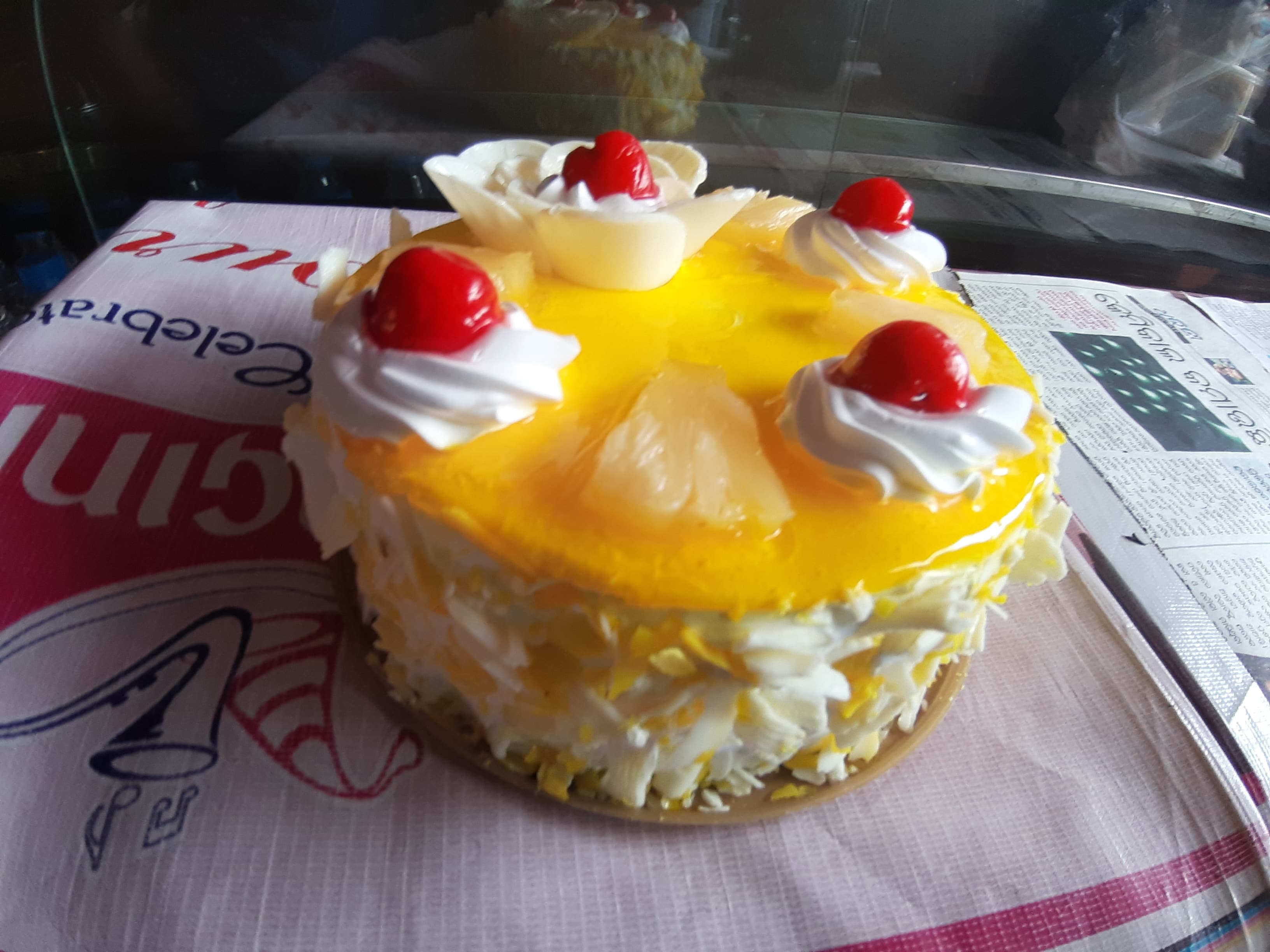 Round Fresh Pineapple Cake, For Birthday Parties, Packaging Type: Box at Rs  350/kg in Thane