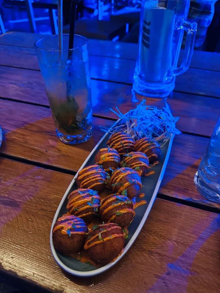pub with live music, bar with live music, live band, dinner and live music - Odeum - img2