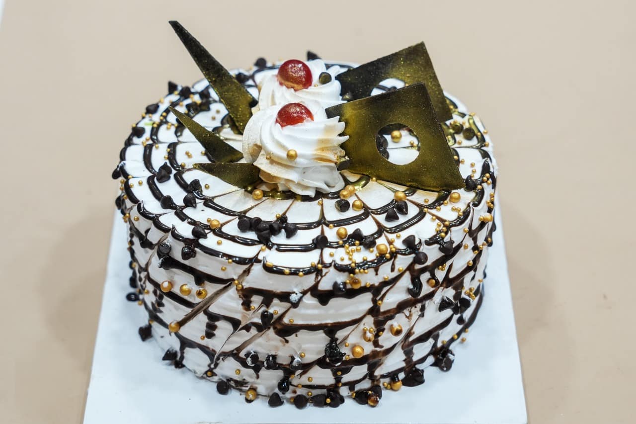Yummy Cakes - Customized Birthday Cake. . . ORDER ON SWIGGY & ZOMATO APP .  . . #birthdaycake #weddingcake #anniversarycake #themecake #partycake  #celebrationcake #yummycake #onlinecakeshop #customizedcake #photocake  #flavorcake #dollcake #redvelvetcake ...