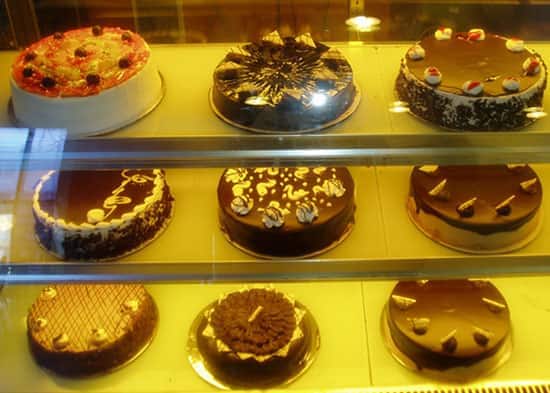 Send birthday cakes, pastries and order online to bangalore, Sweet chariot.