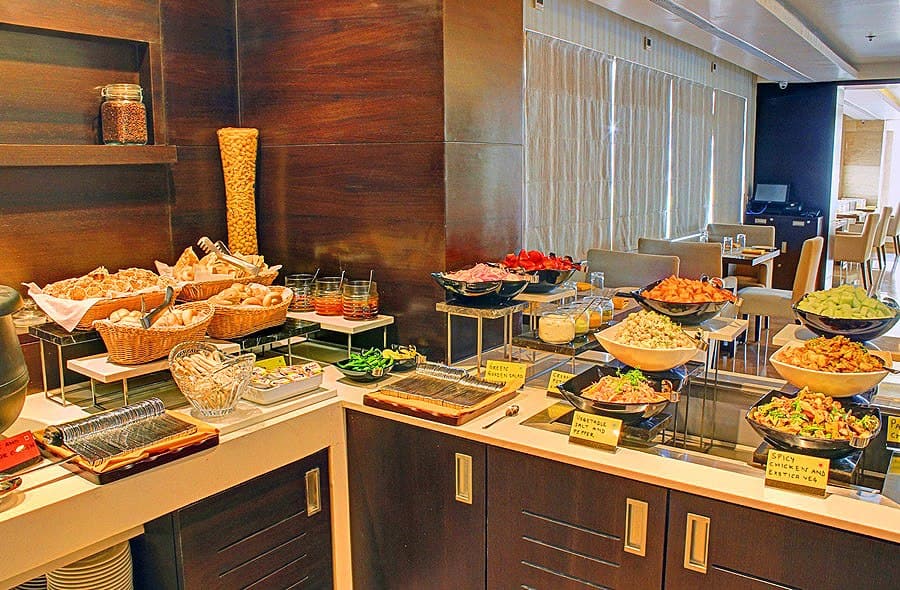 buffet restaurants, buffet near me, hotel buffet, buffet restaurants near me, breakfast buffet, lunch buffet, dinner buffet, hotel breakfast buffet, luxury buffet, best buffet restaurants near me - The Hub & The Bar - Hotel Ramada Encore - img3