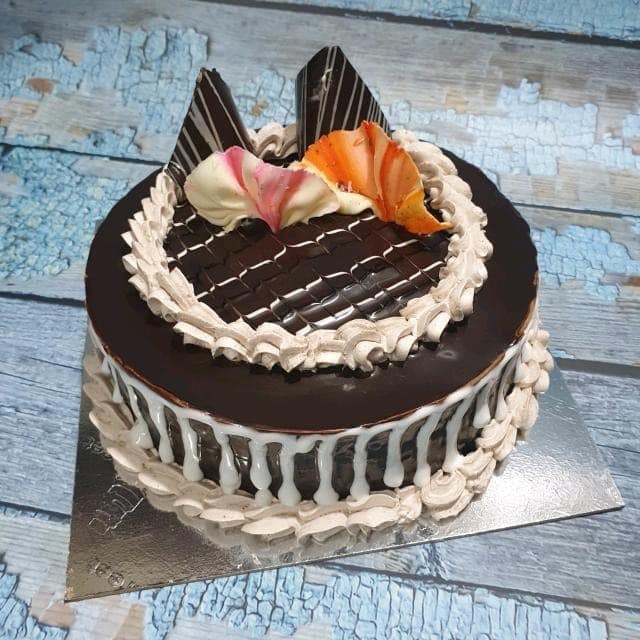 Tasty Fluffy Creamy And Yummy Wedding Chocolate Cake Shelf Life: 5 Days at  Best Price in Navi Mumbai | Cake Street