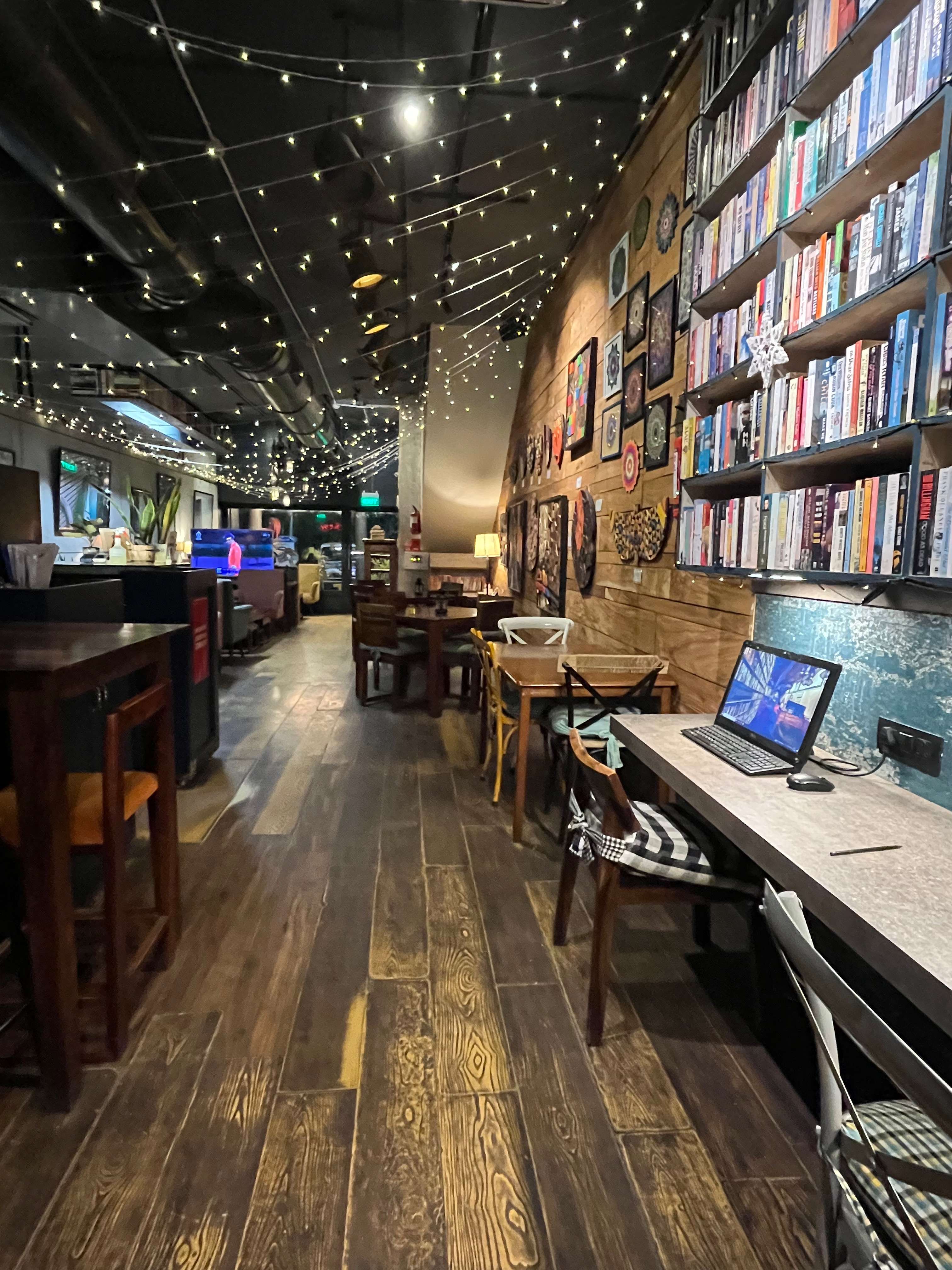 pet friendly cafes, pet friendly restaurants, dog friendly cafes, dog friendly restaurants, pet friendly dining, outdoor cafes, pet friendly dining spaces, cafes with pets, pet friendly brunch - The Hedgehog Café - img3