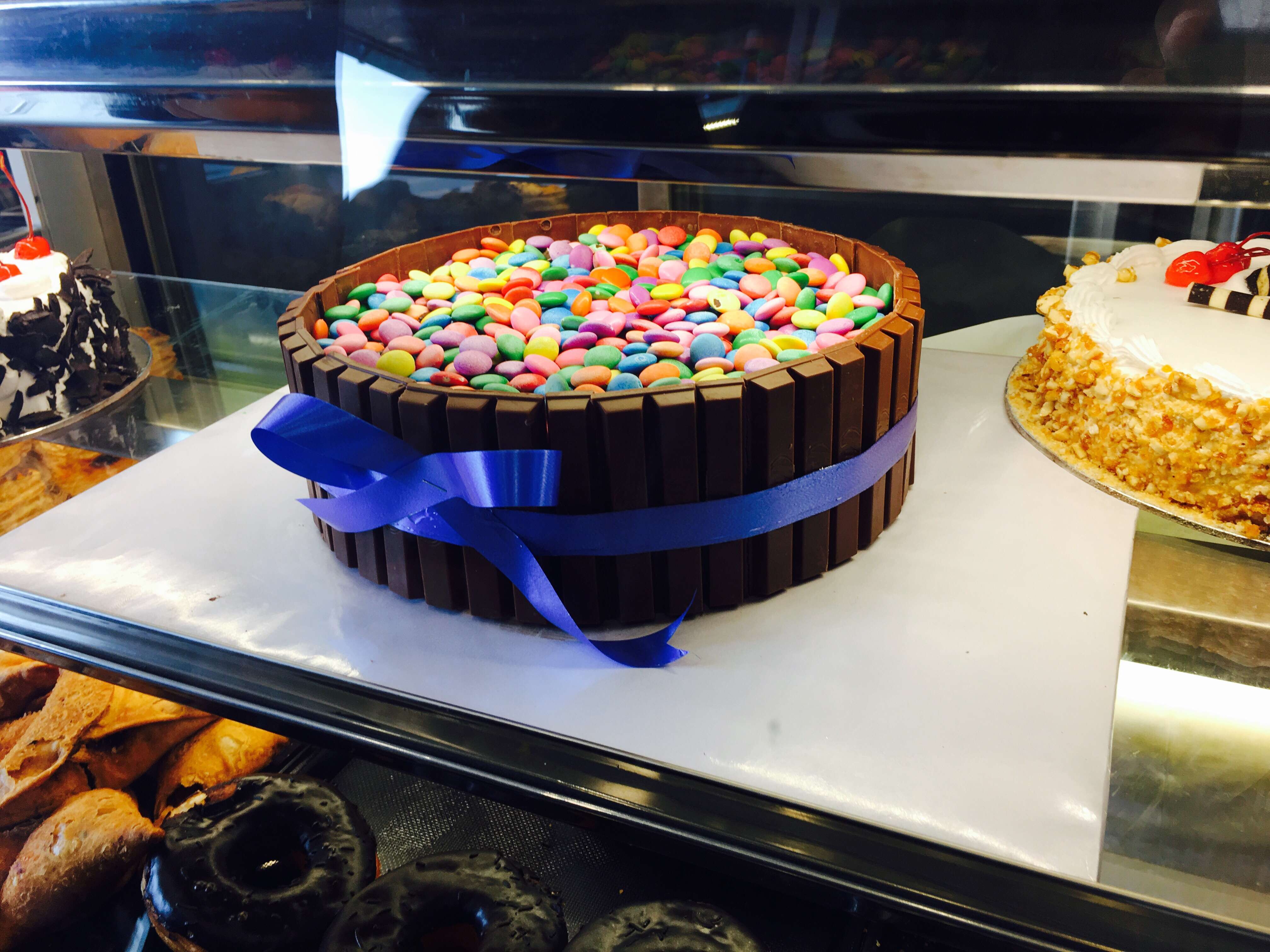 Torta kit kat, rocklets y m&m! Especial para los amantes del chocolate!! 🍫  pedidos al 📲 0981-674312 ANTICIPACIÓN: 48 HORAS | Instagram