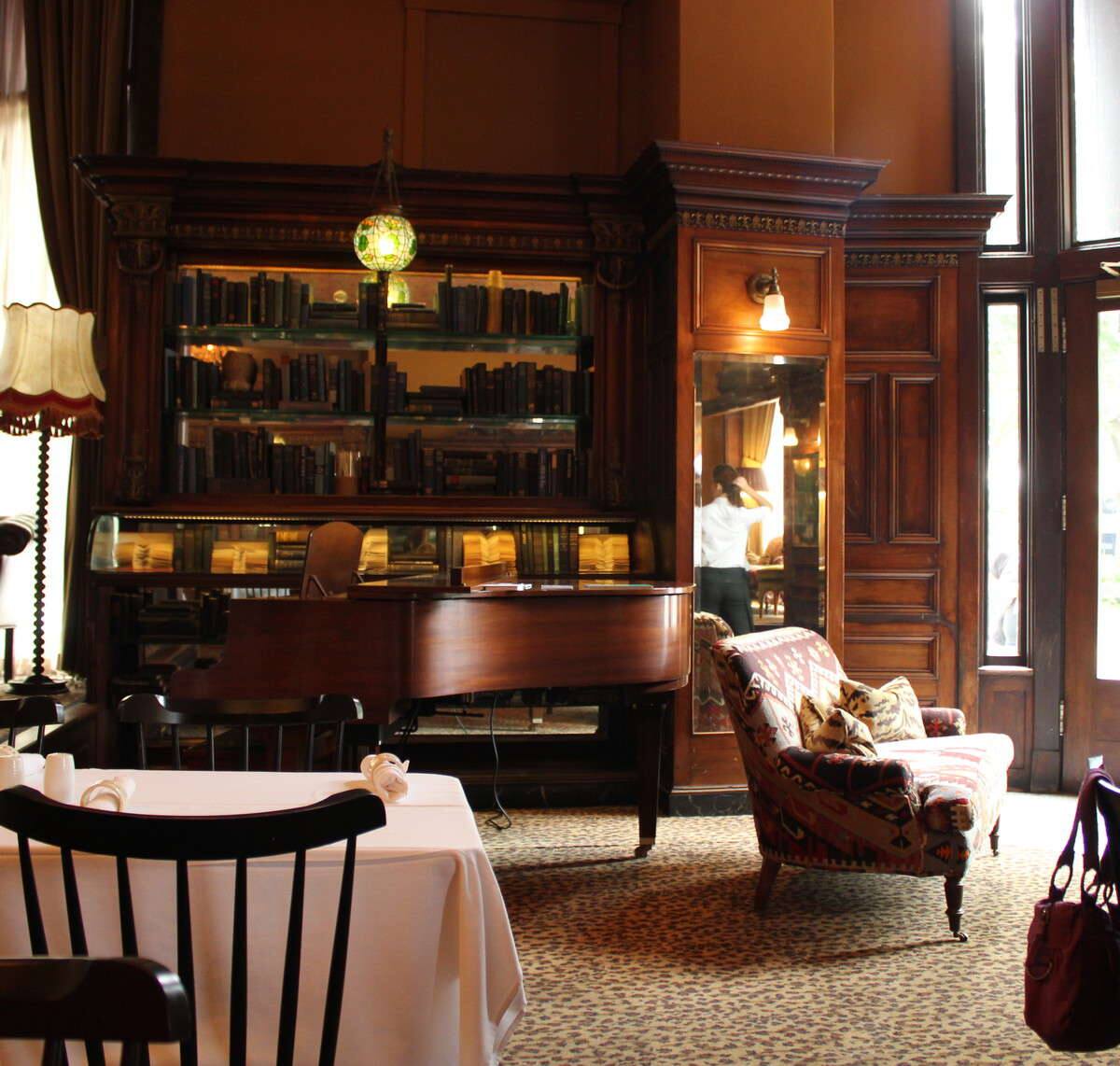 Gryphon Tea Room क फ ट एव च त र Savannah