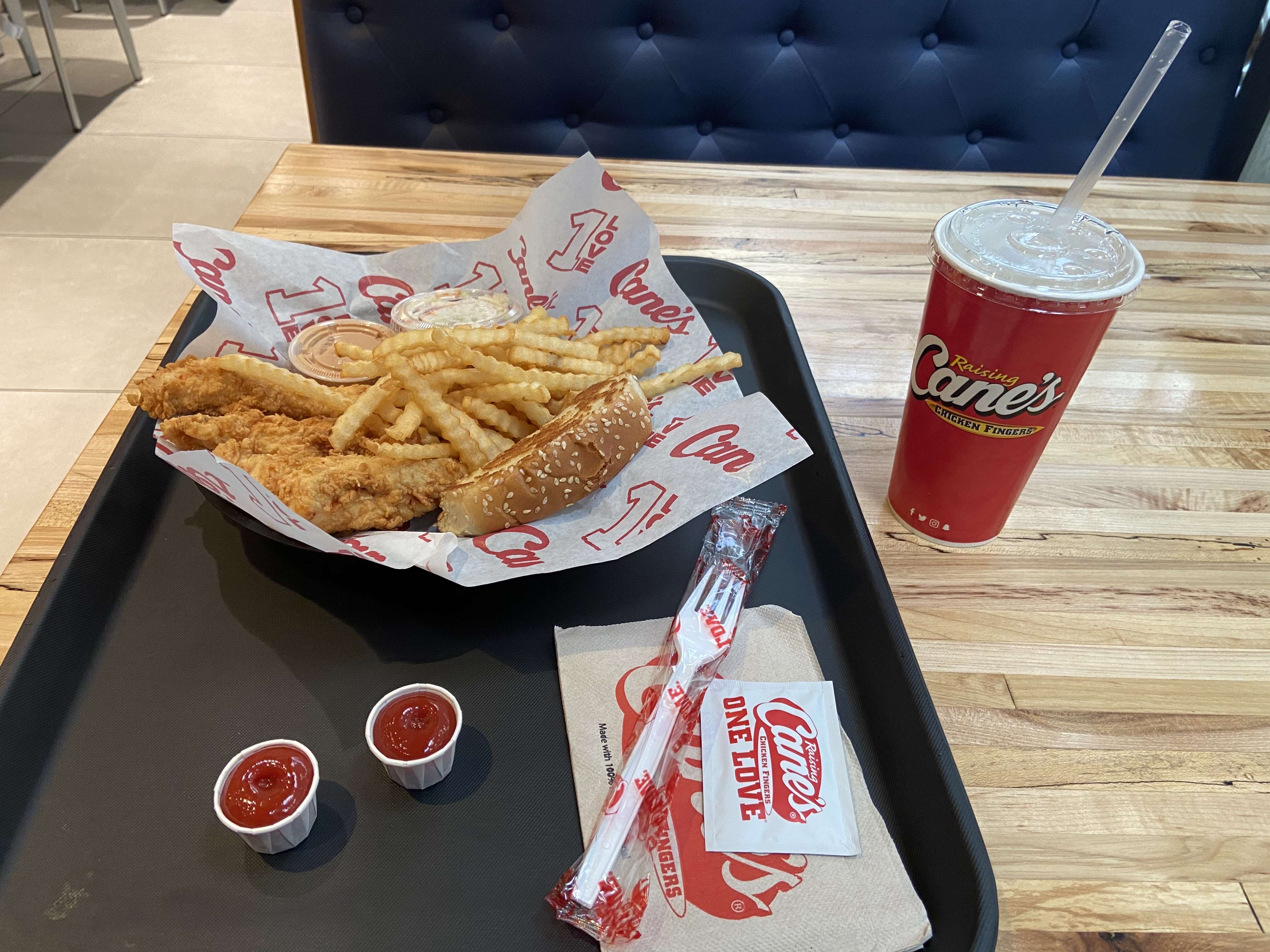 Raising Cane S Chicken Fingers Ø±ÙŠØ²ÙŠÙ†Ø¬ ÙƒÙŠÙ†Ø² ÙÙŠÙ„ÙŠÙ‡ Ø¯Ø¬Ø§Ø¬ Downtown Dubai Dubai