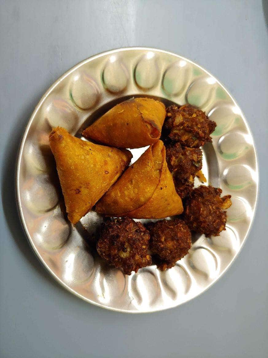 street food, street food Ahmedabad, Gujarati street food, street snacks, local food, chaat, fafda jalebi, khakhra, dabeli, pav bhaji - New Famous Samosa House - img1