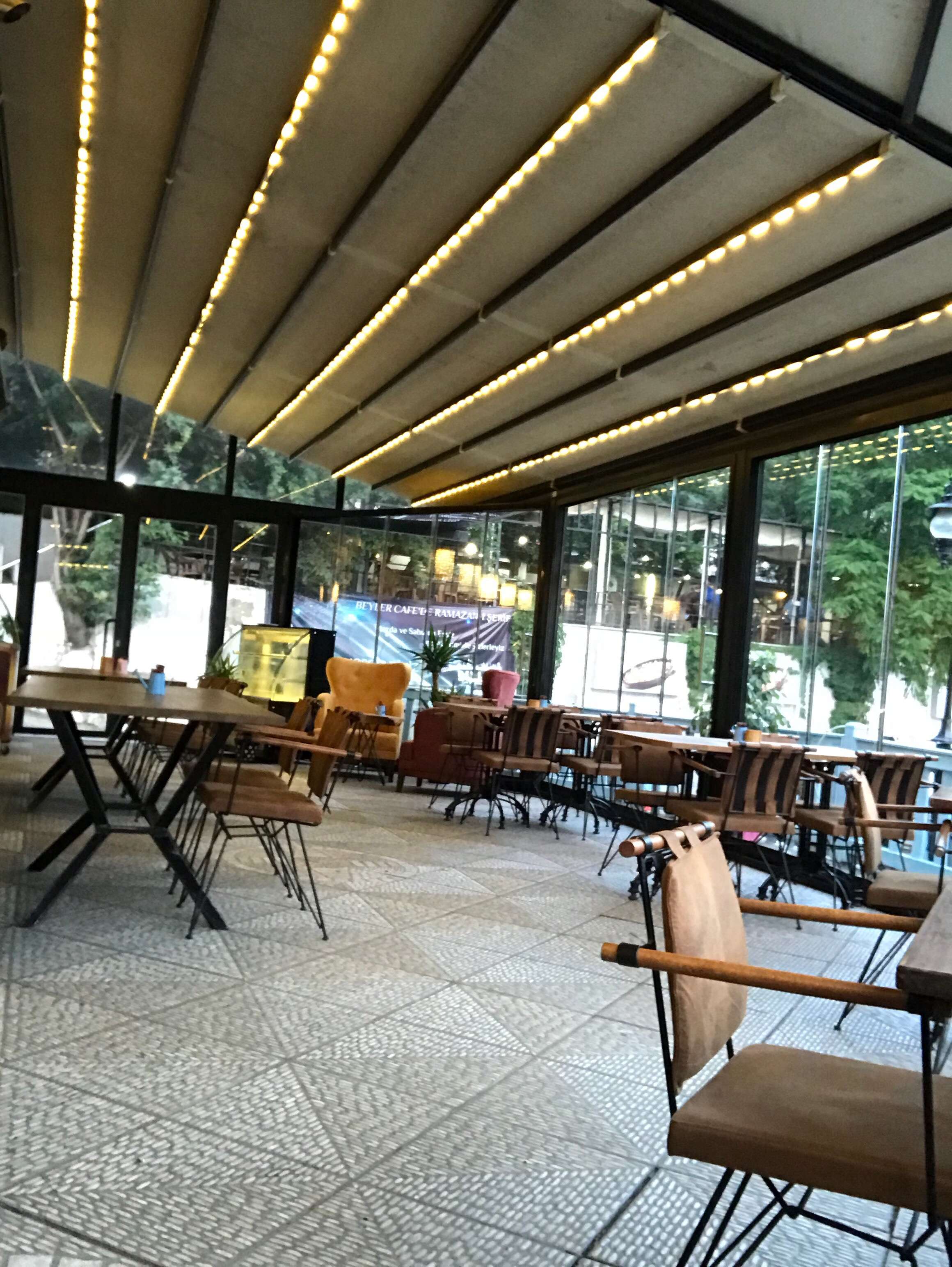 Bambi O Agacin Alti Kucuk Camlica Da Fast Food Restorani