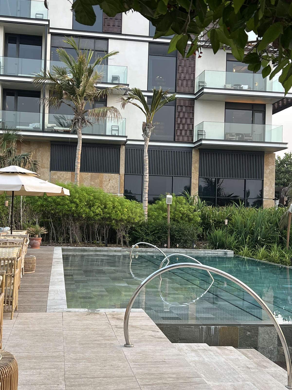 Piscine de La Cantine Beach avec végétation tropicale