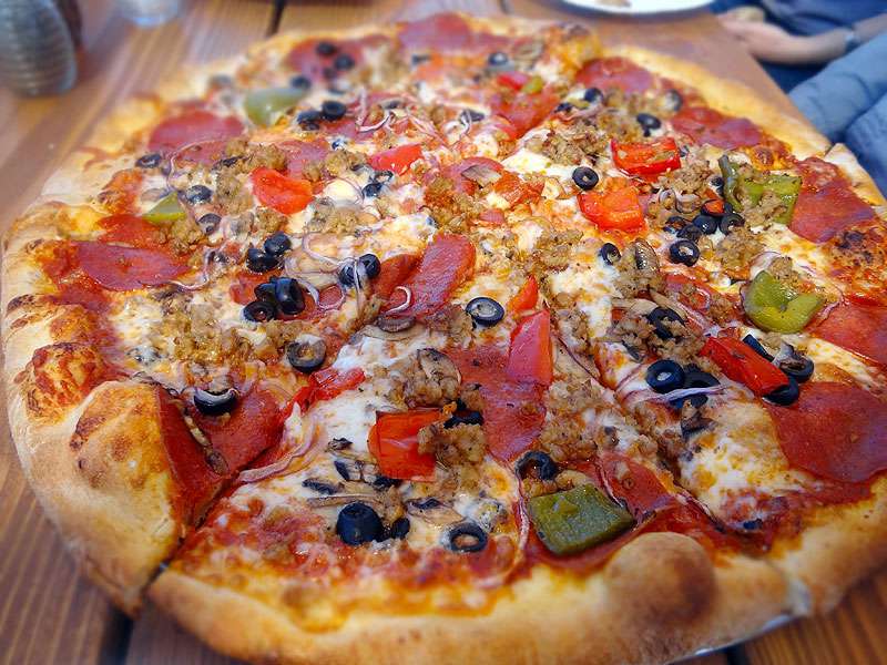 Best pizza. Пицца с анчоусами название. Пицца с ананасами и анчоусами. День пиццы любой. Пицца с анчоусами в фильме.