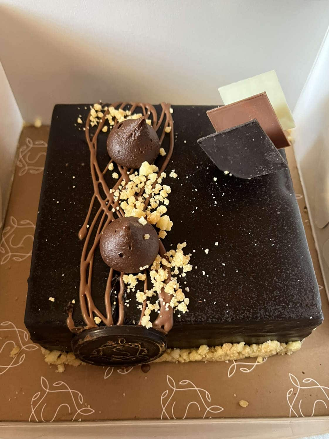 SMOOR Chocolates - A coffee lovers dream! 😍 Vanilla sponge soaked in dark  espresso and finished with light coffee cream - Mocha Mania (Eggless) is a  new addition to our cake menu.