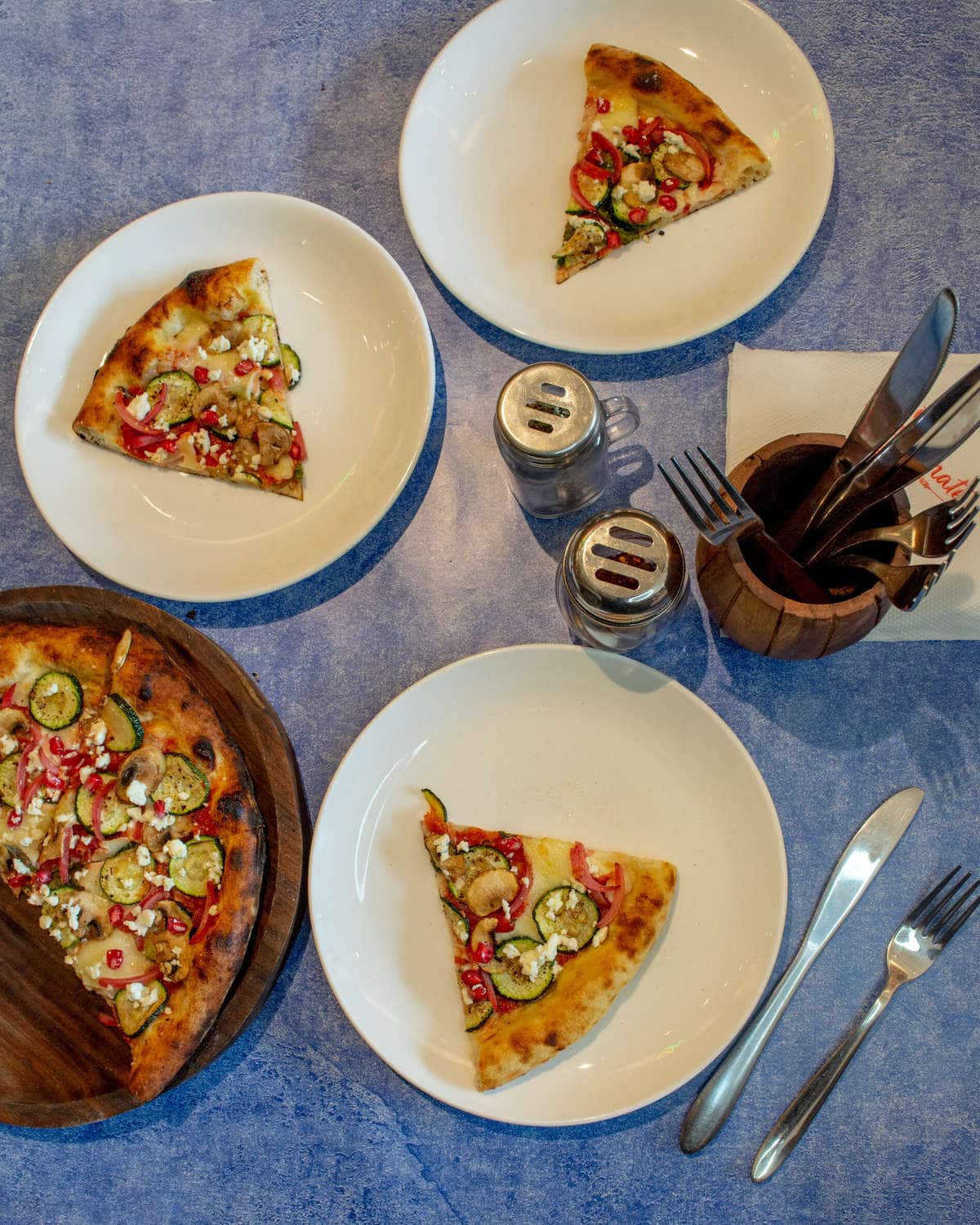pizzerias, pizza restaurants, italian restaurants, wood fired pizza, neapolitan pizza, sourdough pizza, thin crust pizza, artisanal pizza, gourmet pizza - Rojo Tomate - img1