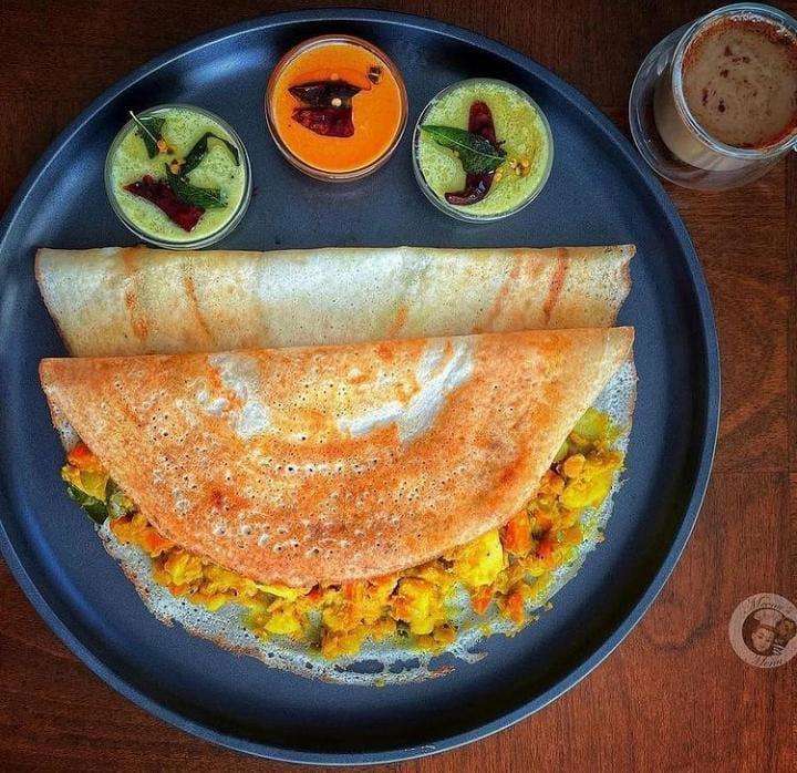 Juhi's Kitchen-Nagpur - Chicken Chopper Noodles and Gravy garnished with an  omelette!😇😍 RS.250 Order now from Zomato, Swiggy or Uber Eats Our Dine-In  restaurant grand opening is on 18th June😇😉😃 Timings will