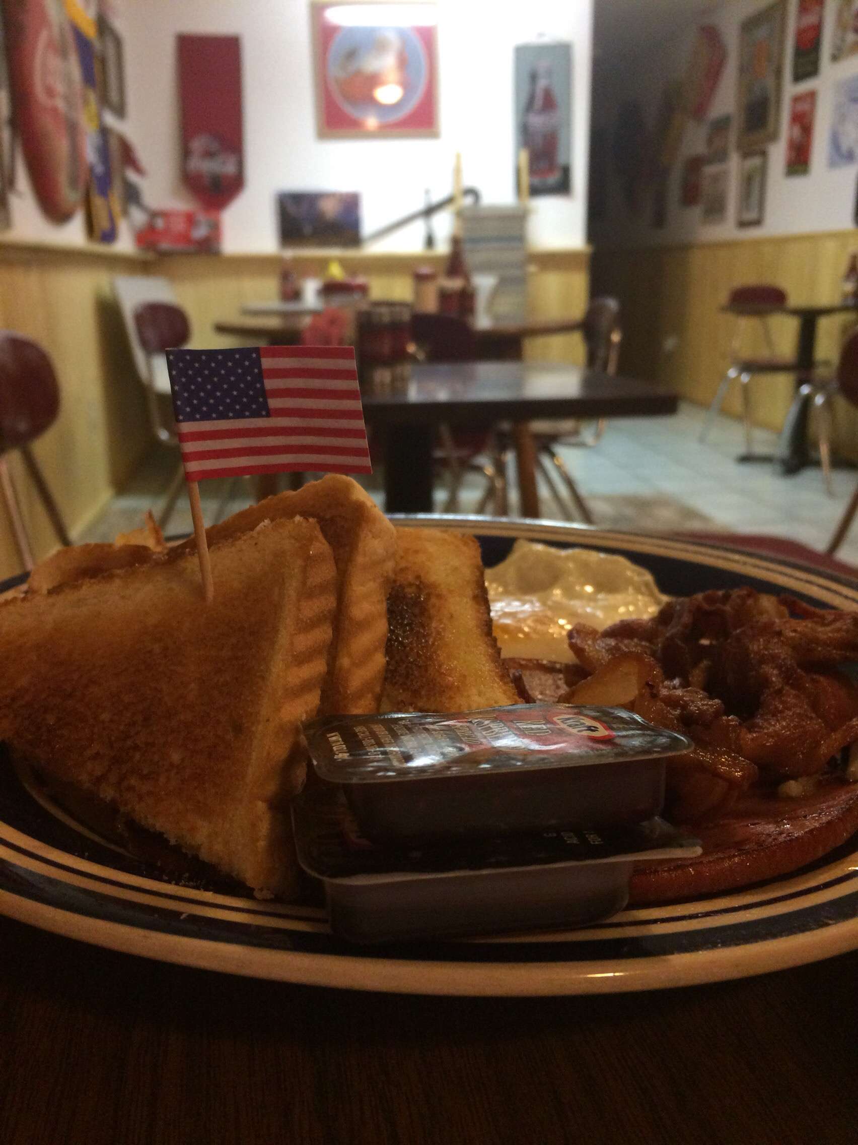 Fina's Diner, Chama, Chama