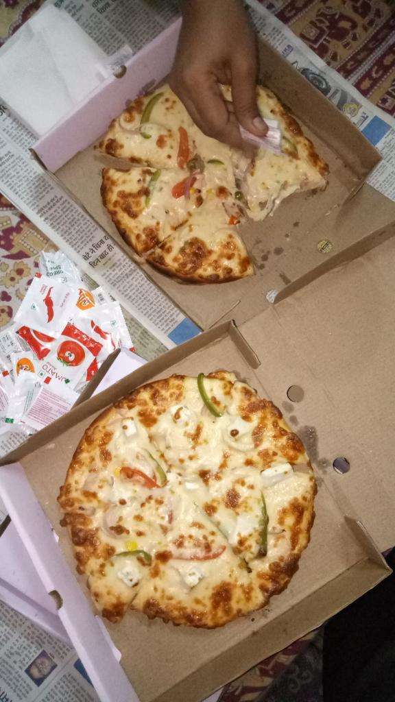 Crowd Pleasing Pizza Hut Pizza Is The Perfect Summer Dinner Food I Love Pizza Food And Drink