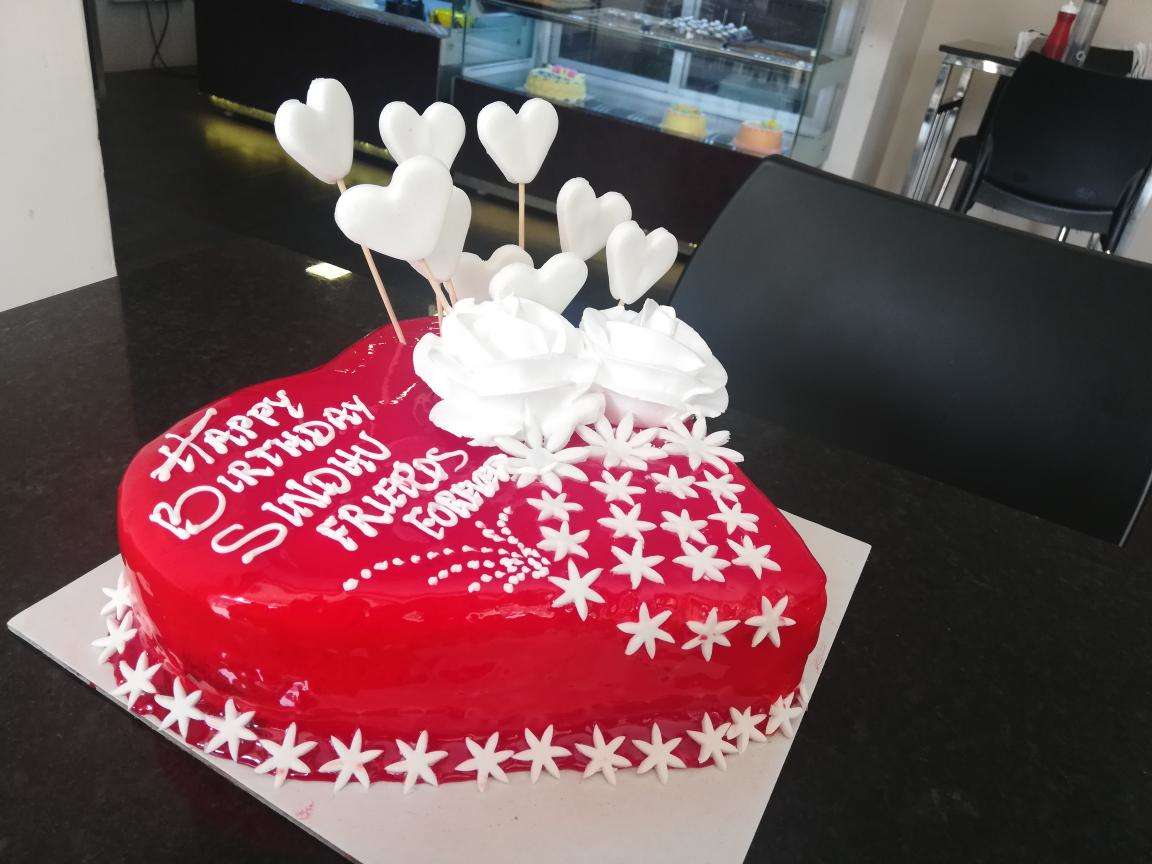 7 female bakers with amazing cake decorating skills